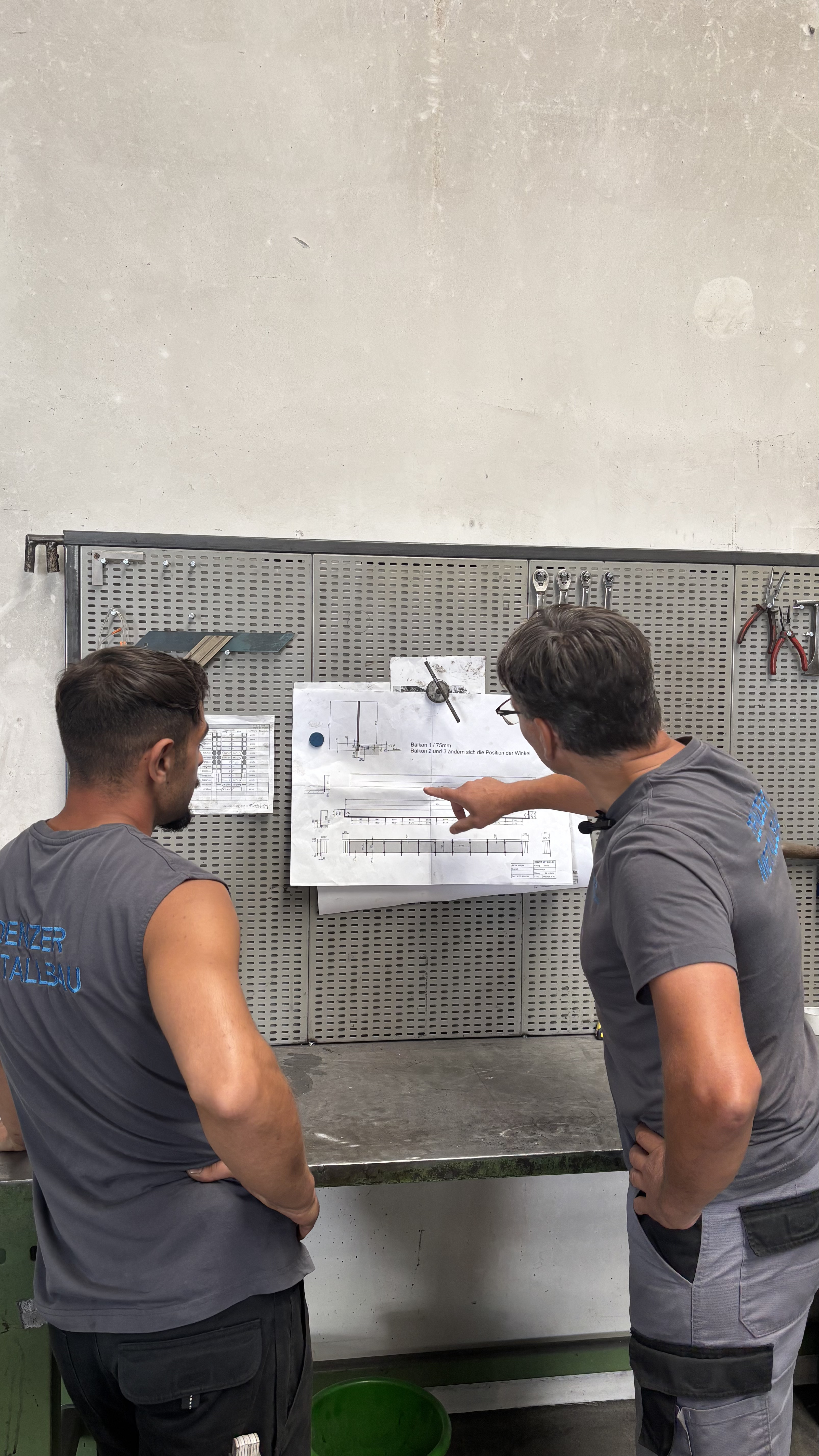 Team von Denzer Metallbau bei der Besprechung in der Werkstatt