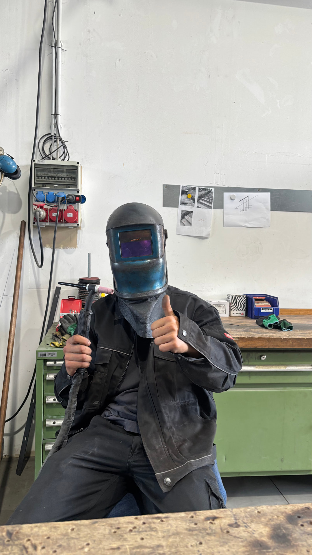 Mitarbeiter von Denzer Metallbau mit Schweißhelm und WIG-Schweißbrenner in der Werkstatt