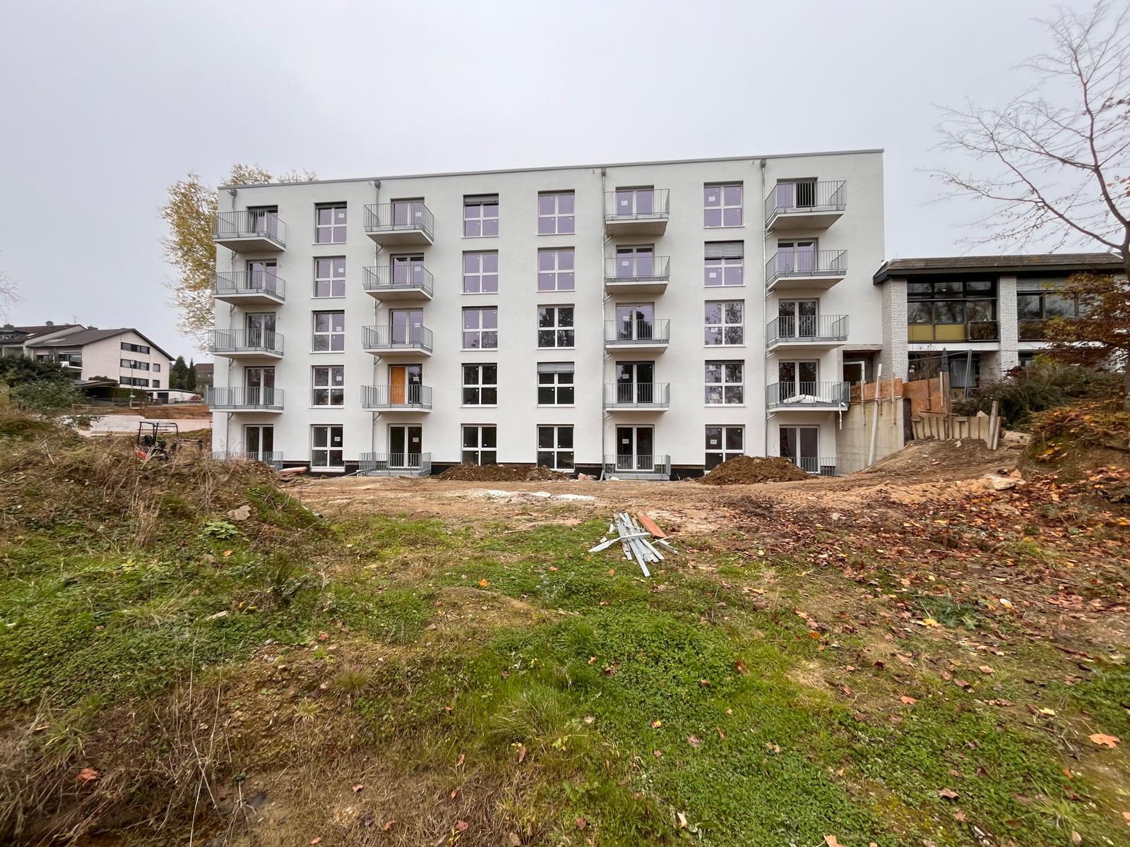 Verzinkte Geländer auf den Balkonen eines mehrgeschossigen Wohnhauses