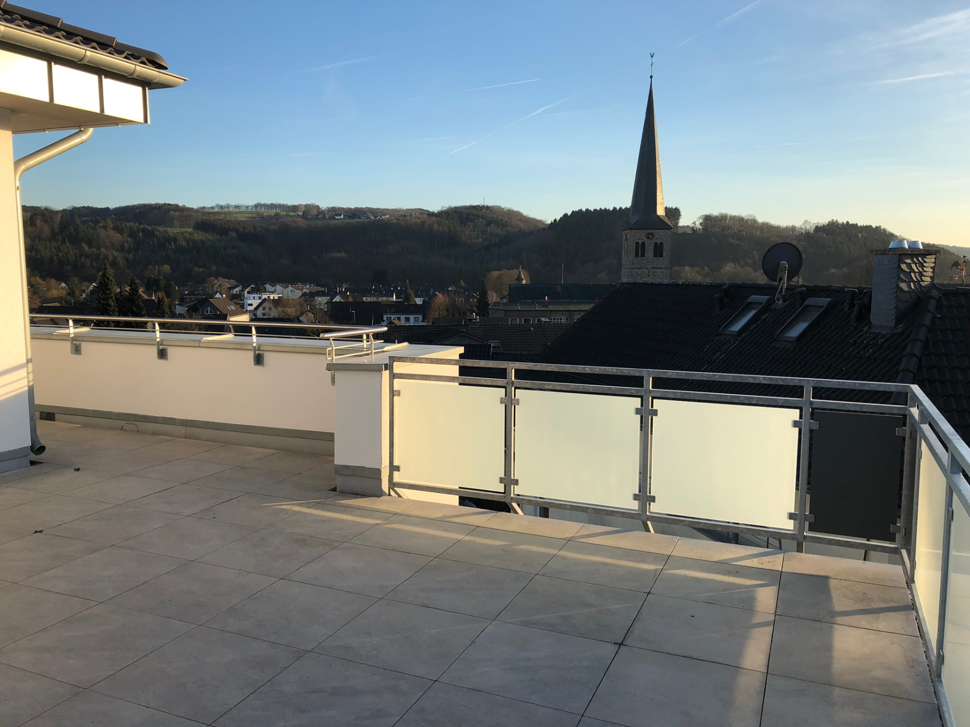 Geländer mit satinierten Glasfüllungen auf einer Dachterrasse