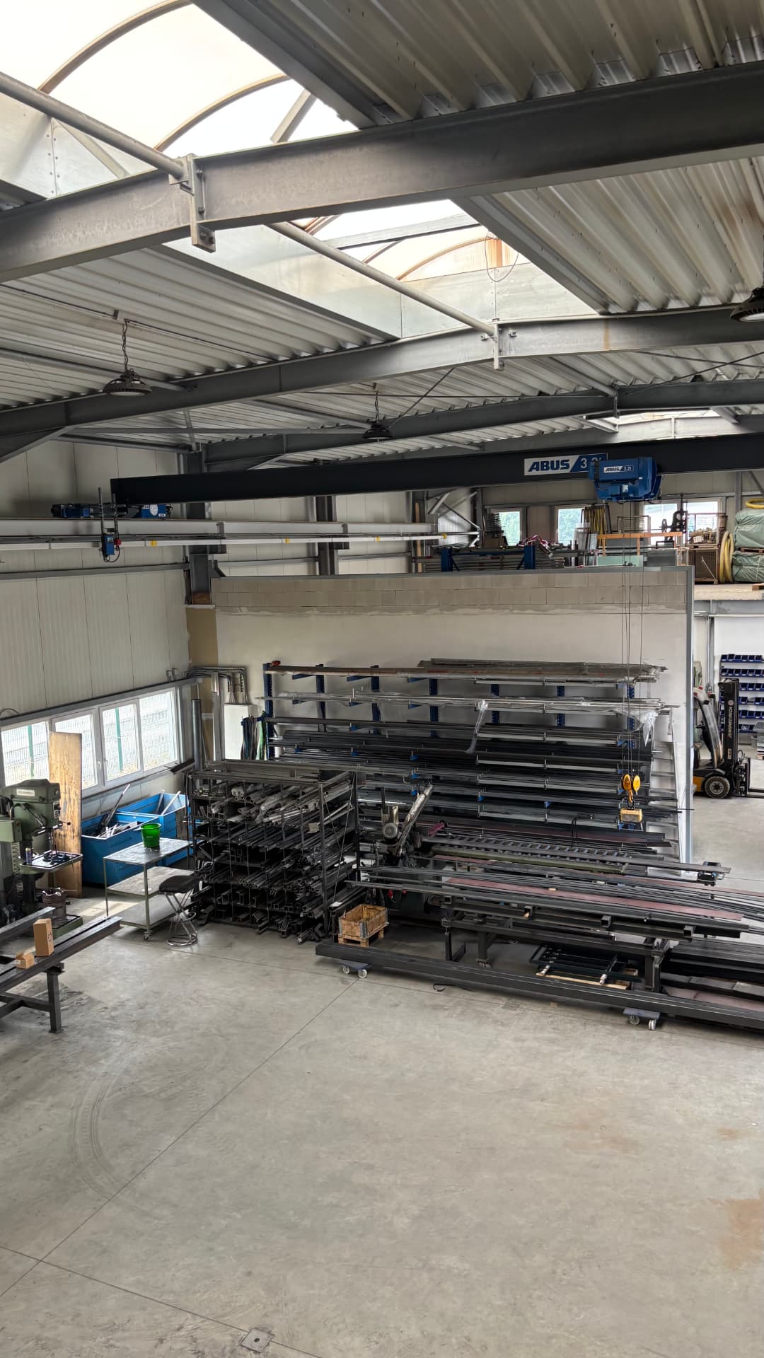 Produktionshalle mit Maschinen und Materiallager